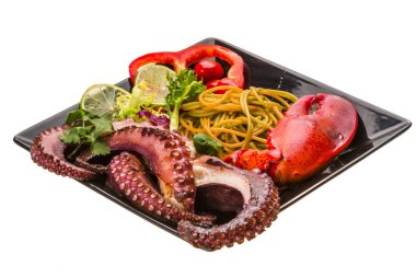 Ahtapot ve ıstakoz bacak ile deniz ürünleri makarna