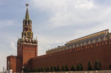 işçinin kule kırmızı kare üzerinde