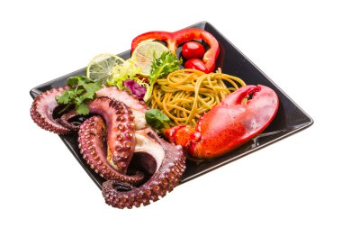 Ahtapot ve ıstakoz bacak ile deniz ürünleri makarna