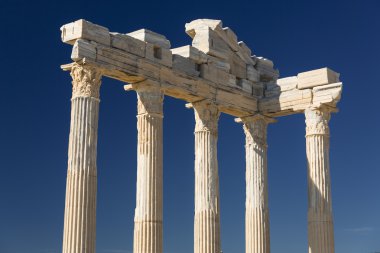 Apollo Tapınağı yan tarafta