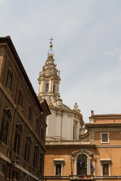 Roma, Itália. Detalhes arquitetônicos típicos da cidade velha — Fotografia de Stock