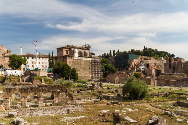 Edificio de ruinas y antiguas columnas en Roma, Italia — Foto de Stock