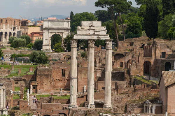 Reperti edilizi e colonne antiche a Roma — Foto Stock