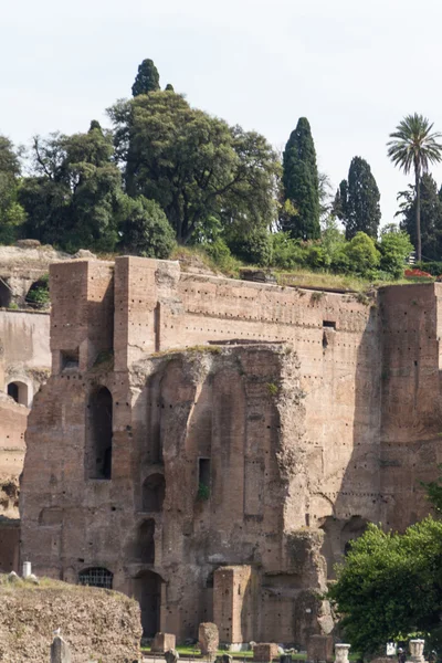 Byggnaden ruiner och antika kolonner i Rom, Italien — Stockfoto