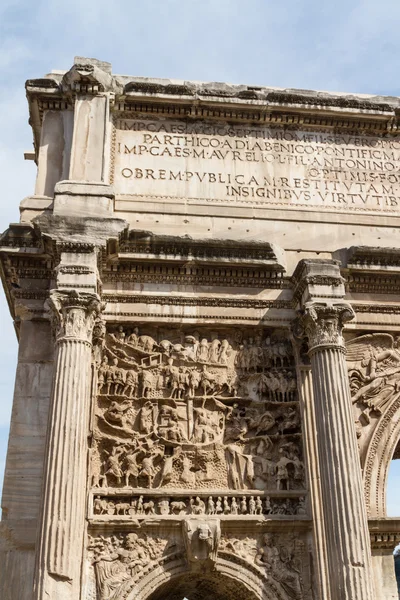 Edifício ruínas e colunas antigas em Roma, Itália — Fotografia de Stock