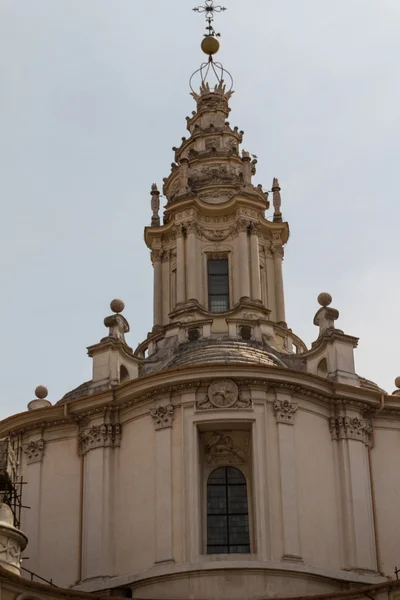 Velký kostel v centru Říma, Itálie. — Stock fotografie
