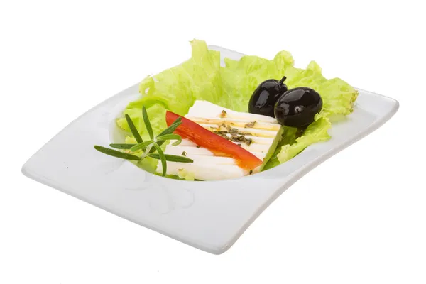 Fromage à pâte molle sur salade aux olives — Photo