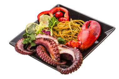Ahtapot ve ıstakoz bacak ile deniz ürünleri makarna