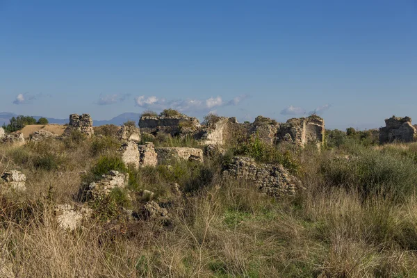 Руины в стороне — стоковое фото