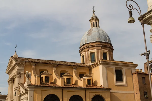 Grote kerk in het centrum van rome, Italië. — Stockfoto