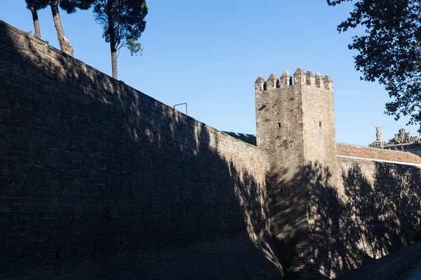 Ancien mur et tour de Barcelone — Photo