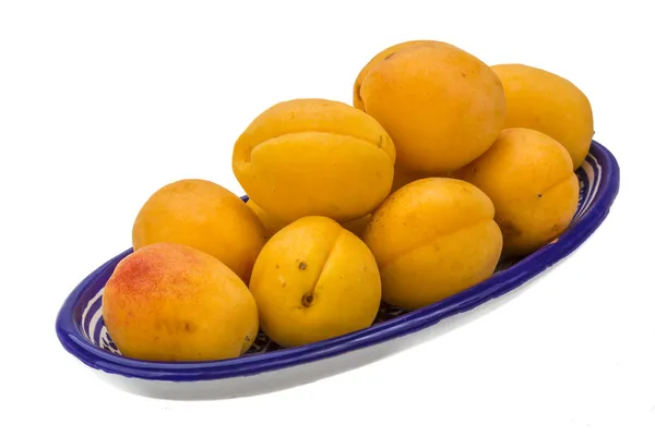 Желтые спелые абрикосы — стоковое фото