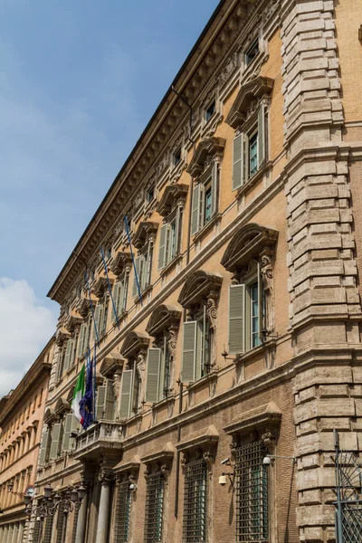 Roma, Itália. Detalhes arquitetônicos típicos da cidade velha — Fotografia de Stock