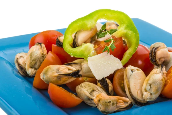 Salad with mussels and tomato — Stock Photo, Image