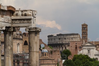 Bina kalıntıları ve antik sütunlar, Roma, İtalya