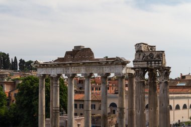Bina kalıntıları ve antik sütunlar, Roma, İtalya