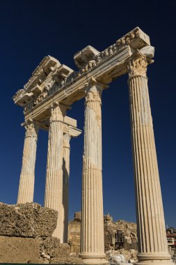Apollo Tapınağı yan tarafta
