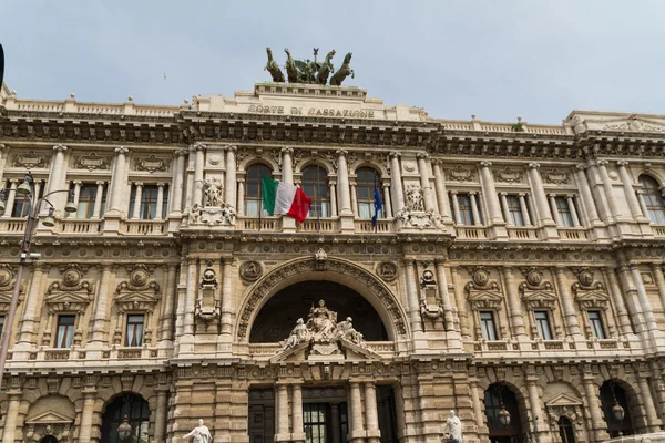 Rome, Włochy. typowe formy architektoniczne starego miasta — Zdjęcie stockowe