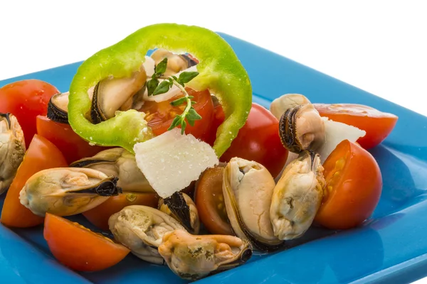 Musslor och tomatsallad — Stockfoto