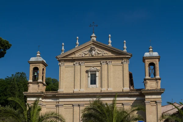 Stor kirke i sentrum av Roma, Italia . – stockfoto
