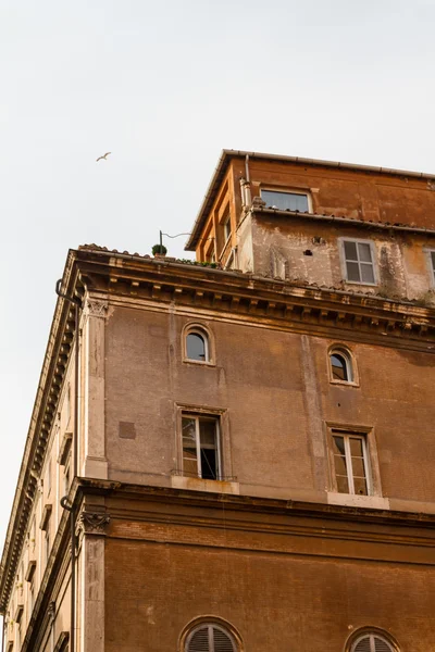 Roma, Itália. Detalhes arquitetônicos típicos da cidade velha — Fotografia de Stock