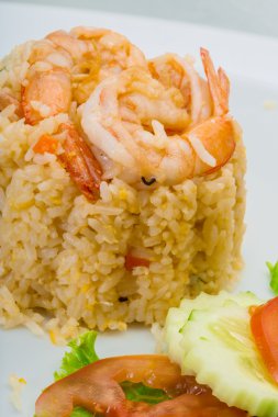 Kızarmış pirinç ve karides.