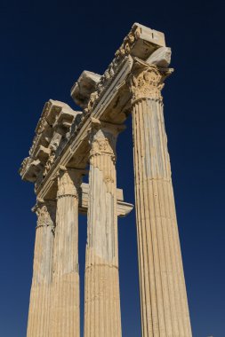 Apollo Tapınağı yan tarafta