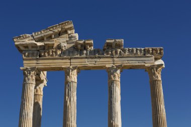 Apollo Tapınağı yan tarafta