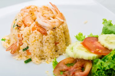 Kızarmış pirinç ve karides.