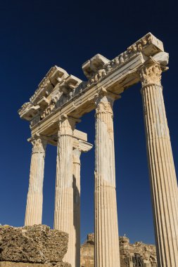 Apollo Tapınağı yan tarafta