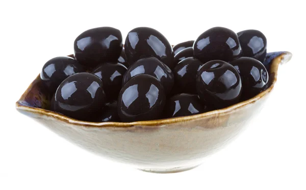Zaitun hitam disiram dengan minyak zaitun dalam mangkuk terisolasi pada sedikit pun — Stok Foto