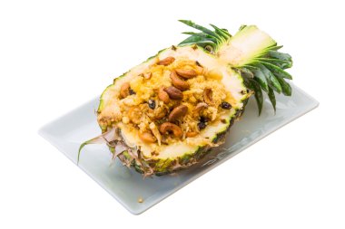 Deniz ürünleri ile ananas salatası