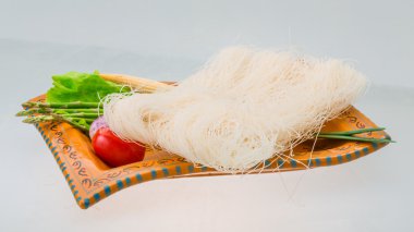 çiğ pirinç noodle