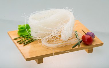 çiğ pirinç noodle
