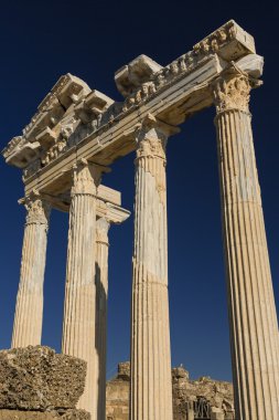 Apollo Tapınağı yan tarafta