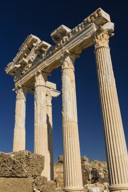 Apollo Tapınağı yan tarafta
