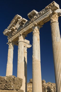 Apollo Tapınağı yan tarafta