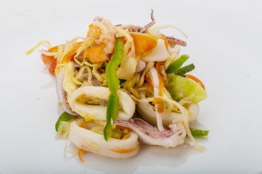 Asya deniz mahsulleri salatası