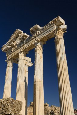 Apollo Tapınağı yan tarafta