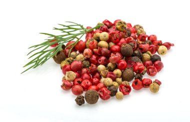 kırmızı, siyah ve beyaz biber yığın