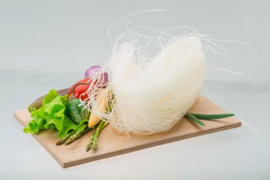 çiğ pirinç noodle
