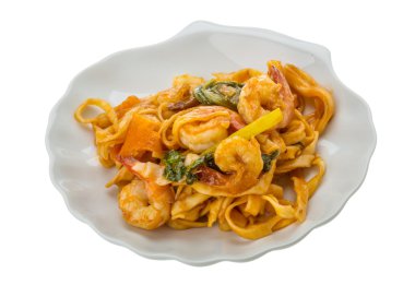 karides ile kızarmış noodle