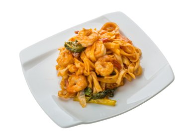 karides ile kızarmış noodle