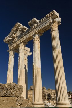 Apollo Tapınağı yan tarafta