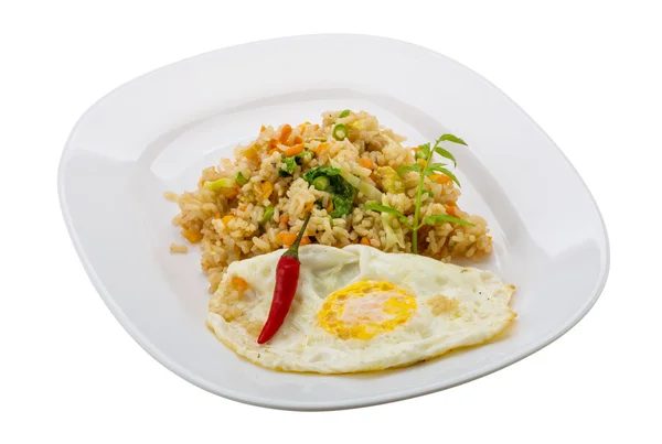 Жареный рис с яйцом — стоковое фото