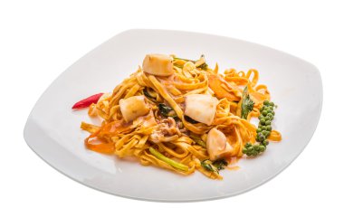 Kızarmış noodle ile kalamar