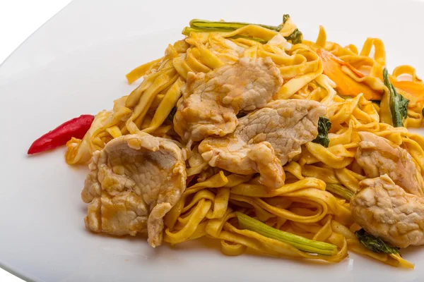 Tagliatelle fritte con carne di maiale — Foto Stock