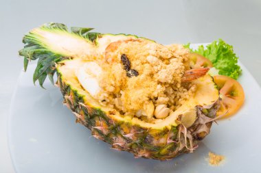 Deniz ürünleri ile ananas salatası