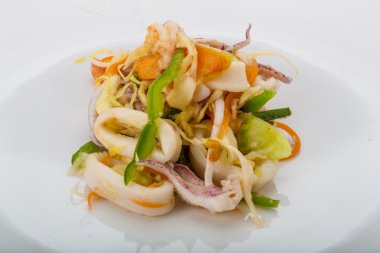 Asya deniz mahsulleri salatası