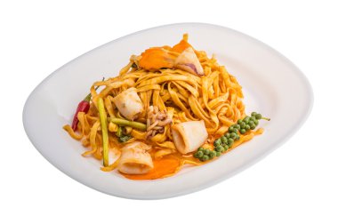 Kızarmış noodle ile kalamar